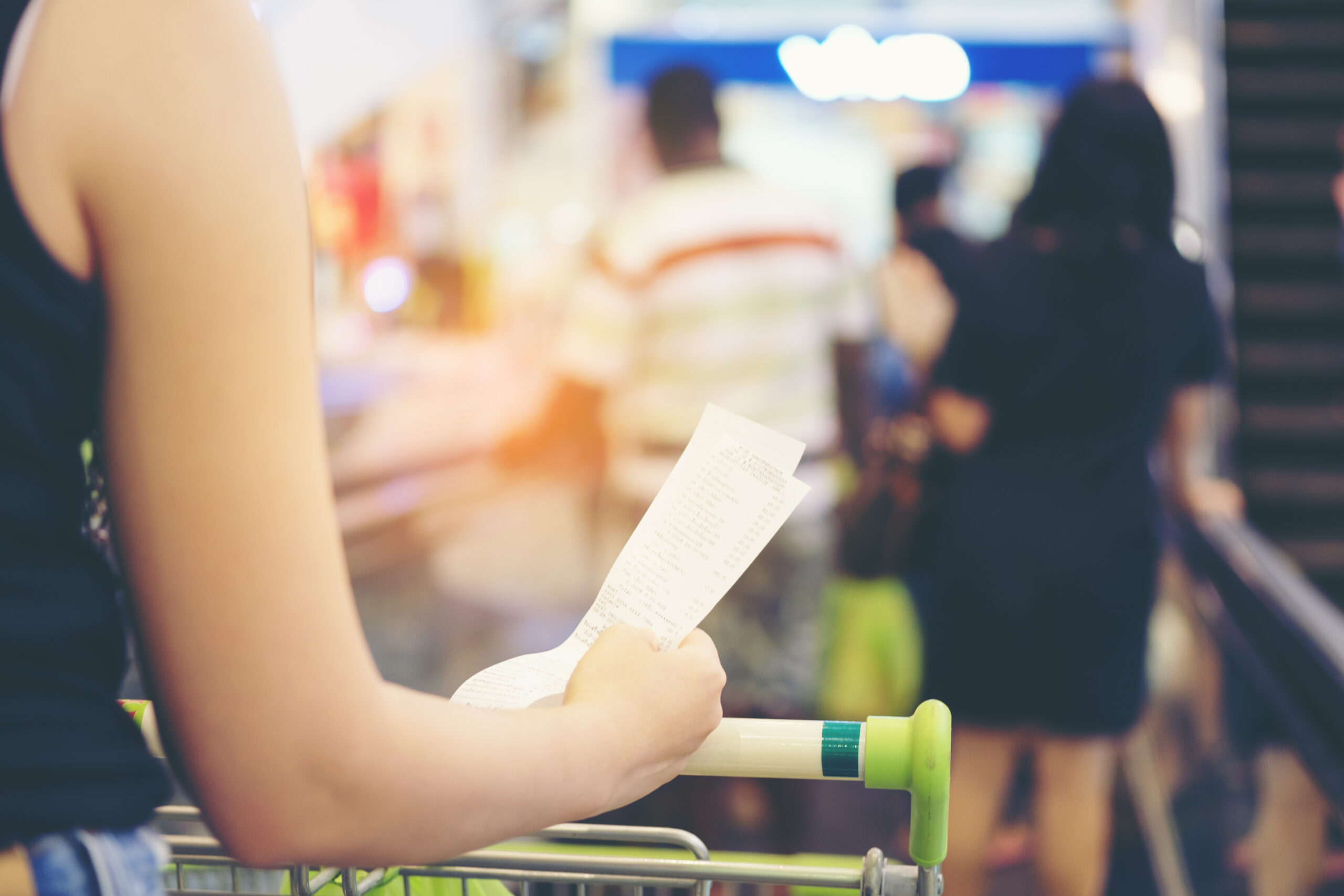 Mulher com nota fiscal