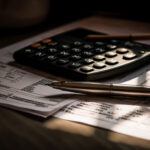 Uma calculadora com uma caneta ao lado