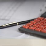 Caneta e calculadora para cálculos de NFC-e